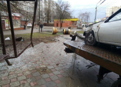 Влетевший в остановку водитель иномарки снес электронное табло в юго-западном районе Ставрополя