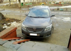 «Бог парковки» бросил авто прямо перед пандусом в Ставрополе 