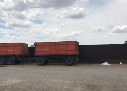 Водитель забыл поставить КамАЗ на ручной тормоз и погиб под его колесами на Ставрополье