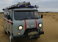 Ставропольские спасатели вызволили автомобиль из песчаного перемета