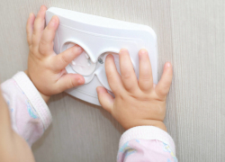 Младенец вставил две отвертки в розетку и погиб от удара током на Ставрополье