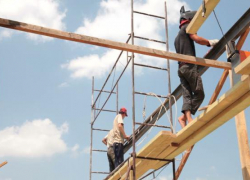 Мужчина в Невинномысске погиб во время ремонта крыши здания