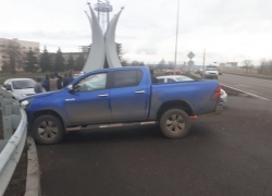 Водитель "четырнадцатой" сломал ногу в жестком ДТП с внедорожником под Минводами