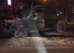 «Гелендваген» врезался в столб и повредил три автомобиля в Пятигорске