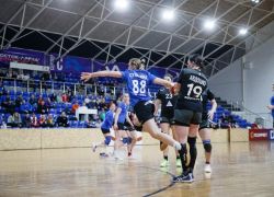 Ставропольские гандболистки проэкзаменовали «студенток» в Ижевске и попали под «Ладу» в Тольятти 