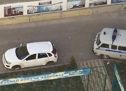 Колеса сняли с припаркованной у многоэтажки «Калины» в Ставрополе 