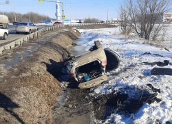 В Невинномысске пьяный водитель снес иномарку в кювет
