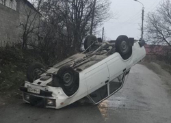 Лежащая посреди дороги на крыше «семерка» попала на видео в Ставропольском крае