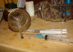 На Ставрополье мужчина содержал наркопритон у себя дома