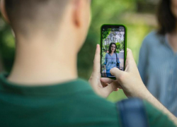 Смартфоны с ИИ догоняют фоторедакторы по росту популярности