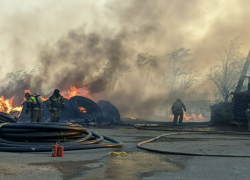 «Пепел летит аж на дорогу»: пожар на 5 гектаров окутал въезд в Ставрополь —  видео