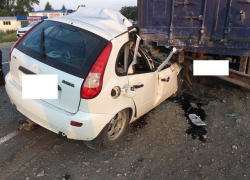 Сонный водитель «Калины» на большой скорости влетел в стоявший у дороги КамАЗ на Ставрополье, - погибли две пассажирки