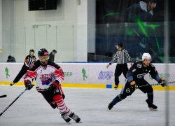 «Титаны» растерзали «Витязей»: в ставропольской Ночной хоккейной лиге на льду становится все жарче 