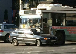 Троллейбус протаранил ВАЗ-2114 в Ставрополе