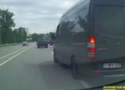 Момент наглого "выдавливания" иномарки на встречную полосу микроавтобусом с последующей серьезной аварией в МинВодах попал на видео