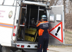 Мощный удар током сбил со стремянки электрика на Ставрополье 