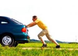 Угонщик бросил посреди трассы Ставрополья увязший в грязи автомобиль