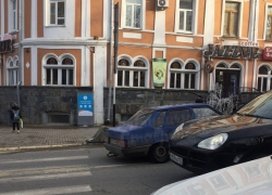 ВАЗ-2199 шокировал водителей ездой по «встречке» в центре Ставрополя