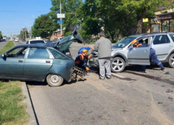 В Ставрополе на Старомарьевском шоссе столкнулись четыре автомобиля