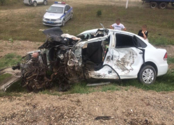 В результате столкновения легковушки и фуры погибло трое ставропольцев 