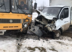 В школьный автобус с детьми врезалась грузовая «Газель» на Ставрополье