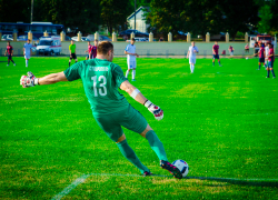 «Заводчане» потушили «Искру»: лидер футбольного чемпионата края учинил разгром в Новоалександровске