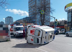 Автомобиль скорой помощи перевернулся в результате ДТП в Ессентуках