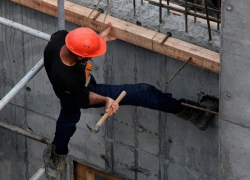 Рабочий сорвался с высоты 12 метров и разбился насмерть в Минеральных водах