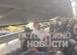 В Минводах пассажиров рейса из Стамбула держат в самолете на морозе с открытым люком