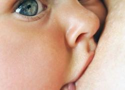 Пьяная мамаша кормила ребенка грудью: малыш погиб