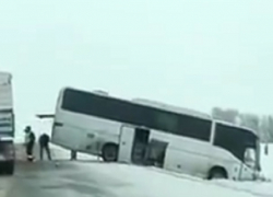 Рейсовый автобус снесло метелью в кювет на Ставрополье 