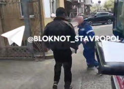   Водитель скорой помощи попал под кулаки «Рембо» на иномарке в Ставрополе