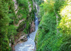 Тело сорвавшейся со скалы ставропольской туристки нашли в Северной Осетии