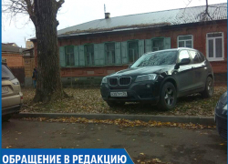 Паркуюсь как хочу: «находчивый» автохам припарковался прямо на газоне в центре Ставрополя