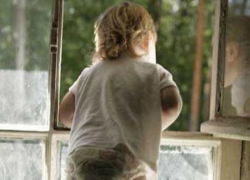 3-летний мальчик выпал из окна второго этажа квартиры под Ставрополем, - ребенок в реанимации