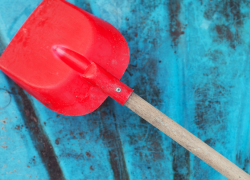 В Пятигорске мужчина с лопатой пытался украсть сумку у прохожей