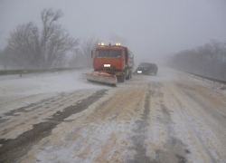 Иномарка протаранила снегоуборочную машину на Ставрополье