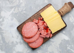 Колбасу и сыр неизвестного происхождения обнаружили на Ставрополье у местного предпринимателя