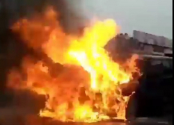 Иномарка сгорела посреди дороги и попала на видео в Пятигорске