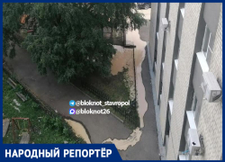 Желтые реки озадачили жителей одного из дворов Ставрополя 