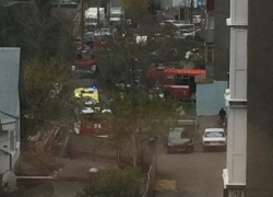 На пути спешащих к пылающей квартире реанимобиля и пожарных стали припаркованные во дворе автомобили