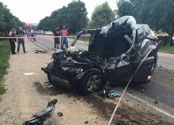 Женщина за рулем «Хендай» и мужчина-пассажир погибли в страшном лобовом столкновении с эвакуатором под Пятигорском