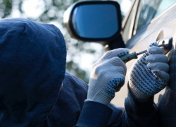 Угонщика вычислили по забытому мобильнику в салоне