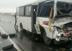Трое пострадали при столкновении рейсового автобуса и грузовика около Ставрополя
