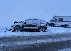 Три человека оказались в больнице после столкновения иномарок на Ставрополье 