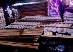 Сильный ветер разрушил резиденцию Деда Мороза в Ставрополе