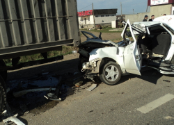 Легковушка въехала в КамАЗ на Ставрополье