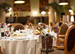 В Изобильном мужчина, подобрав ключ, проник в ресторан и ограбил его