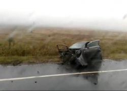 После столкновения с отбойником на трассе около Невинномысска иномарка превратилась в груду металлолома