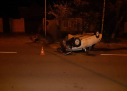 В центре Ставрополя в результате аварии перевернулся автомобиль 